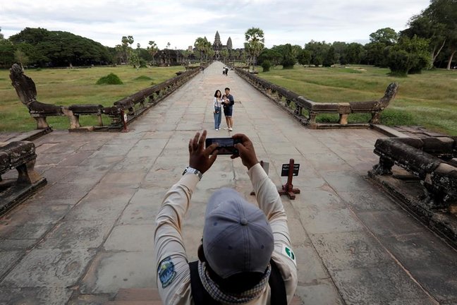 Turistas posan para una foto en el templo de Angkor Wat en la provincia de Siem Reap, Camboya, 29 de noviembre de 2020. Según informes de los medios locales, el Gobierno de Camboya ha concedido a NagaCorp un contrato de arrendamiento de terreno por 50 años para un proyecto de parque temático al sur del complejo de Angkor Wat, que atrae a unos cinco millones de turistas cada año. EFE / MAK REMISSA