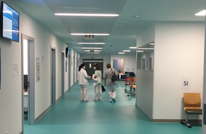 Dos sanitario conversan en uno de los pasillos del Hospital Marqués de Valdecilla. / S.D.