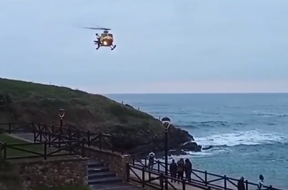 El helicóptero en el momento del rescate en la playa de Santa Justa.