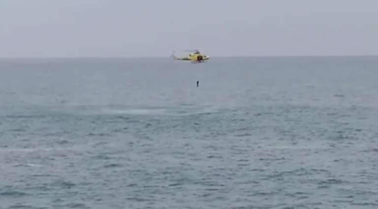 Momento del rescate del cuerpo de un hombre flotando en la costa de la Virgen del Mar de Santander. / ALERTA