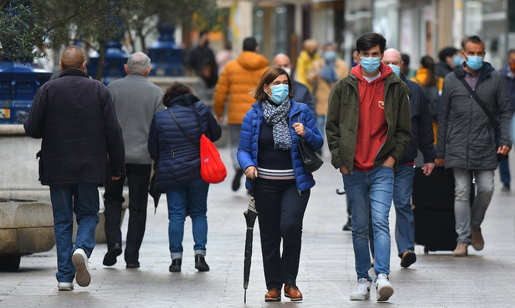 Varias personas con mascarilla caminan por la calle Burgos de Santander. / HARDY
