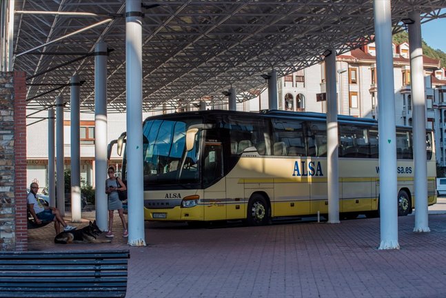 Dos personas esperan en la estación de autobuses de Santoña. / REGUERA
