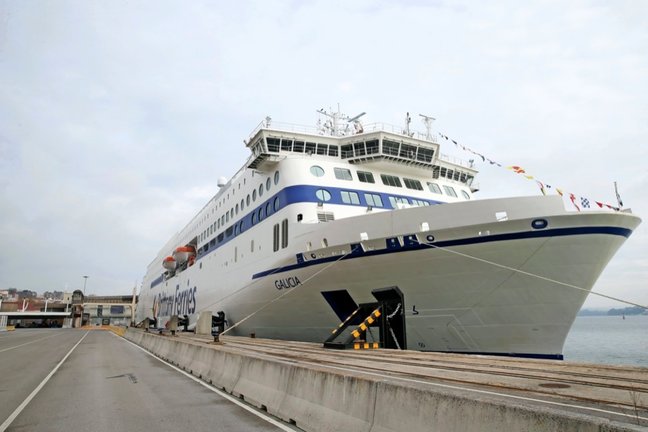 El ‘Galicia’ de Brittany Ferries atracado en Santander. / ALERTA