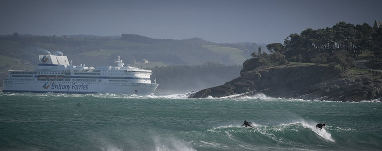 Vista de la entrada del Ferry en la Bahía de Santander. / HARDY