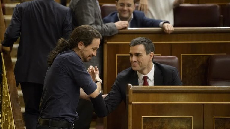 Iglesias y Sánchez durante una sesión parlamentaria.