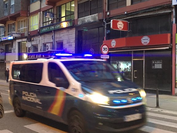 Un coche de la Policía Nacional circula por la calle José Posada Herrera. / S.D.