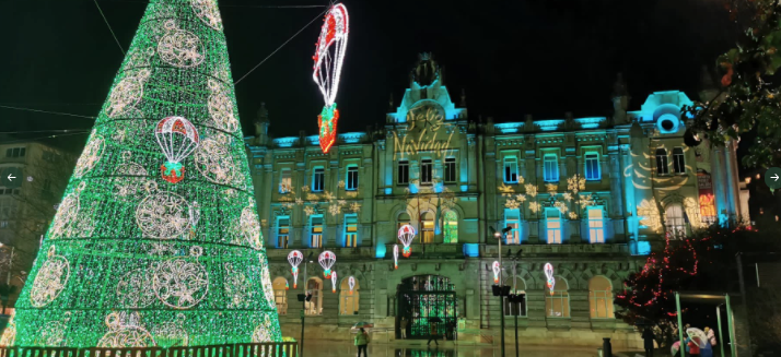Luces de Navidad en la plaza del Ayuntamiento de Santander. / ALERTA