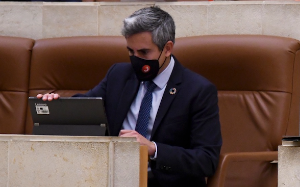 Pablo Zuloaga durante una sesión parlamentaria. / HARDY