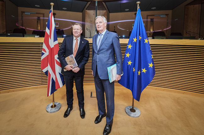 Los negociadores para el Brexit de Reino Unido, David Frost, y de la UE, Michel Barnier. / E. PRESS