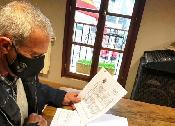 El alcalde, José Ruiz Gómez, revisa los formularios que estarán a disposición de los vecinos del municipio.