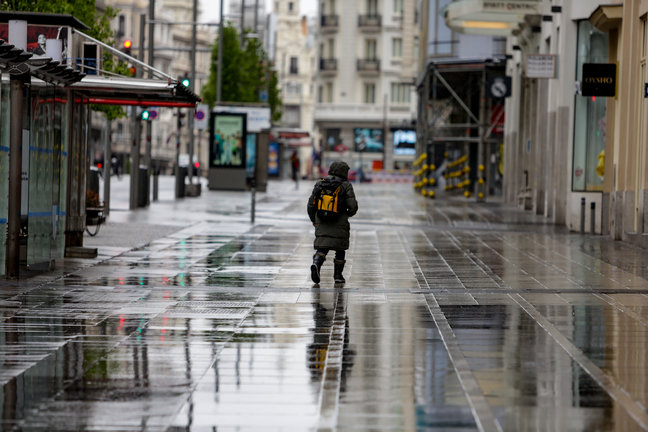 Una persona camina por la calle en Madrid donde las temperaturas han bajado estrepitosamente. / E. PRESS