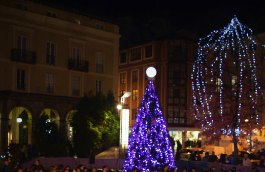 Arbol de Navidad instalado en el pasado año en la plaza Mayor de Torrelavega. / ALERTA