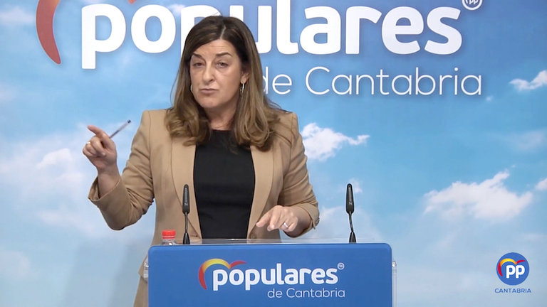 La presidenta del Partido Popular de Cantabria, María José Sáenz de Buruaga durante la rueda de prensa. / ALERTA
