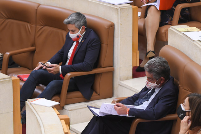 El presidente de Cantabria, Miguel Ángel Revilla y el vicepresidente del Gobierno Pablo Zuloaga durante una sesión Parlamentaria. / HARDY
