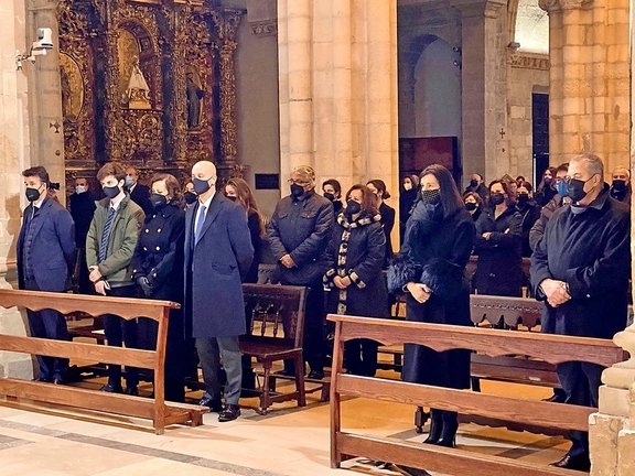 Vista de los asistentes al funeral por el expresidente Juan Hormaechea. / ALERTA