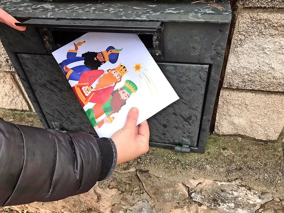 La concejala de festejos Lidia Teran Escobio, entregando las cartas para los niños del municipio. / ALERTA