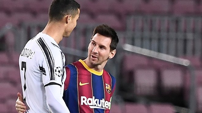 Leo Messi y Cristiano durante el partido.