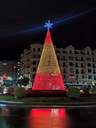 Vista del árbol de Navidad instalado en la rotonda de Puerto Chico.