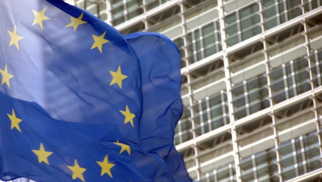 Bandera de la UE frente a la sede de la Comisión Europea - COMISIÓN EUROPEA