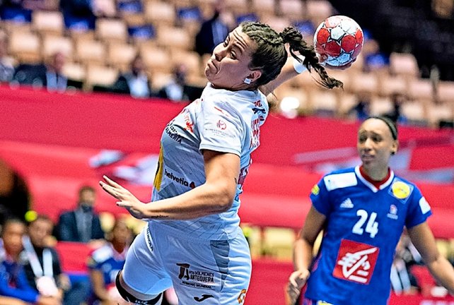 Ainhoa Hernández supera a la defensa rival. / EFE