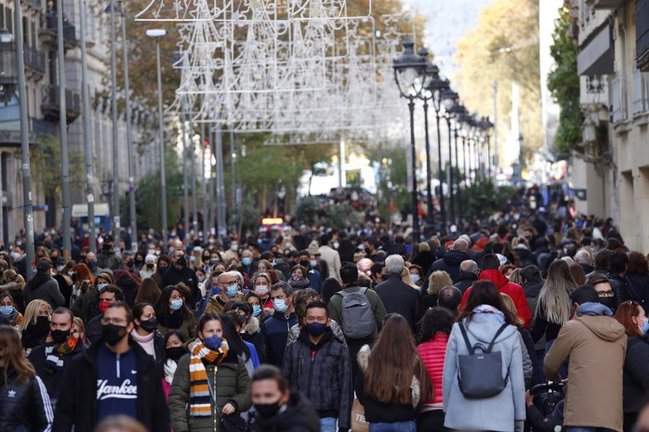 Multitud de personas pasean por el Portal del Ángel de Barcelona.  EFE/Alejandro García