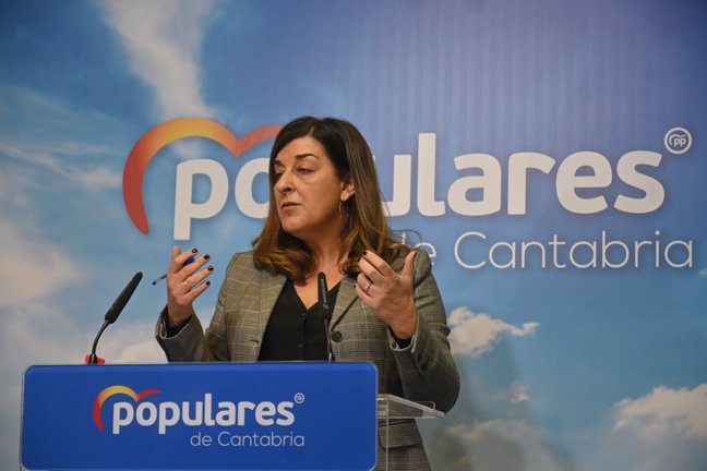 La presidenta del PP, María José Saenz de Buruaga durante la rueda de prensa de ayer. / HARDY