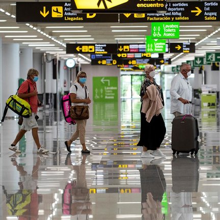 Los Aeropuertos de las Islas Baleares operan 1.177 vuelos este fin de semana, un 26 % menos. En el aeropuerto de Son Sant Joan están programadas 686 operaciones comerciales este sábado y domingo, 244 menos que el fin de semana anterior. Del total de vuelos, 423 son internacionales. EFE/Cati Cladera