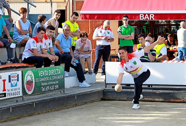 David Gandarillas birlando durante un partido de la pasada temporada en La Tapia de Sobarzo. / ALERTA