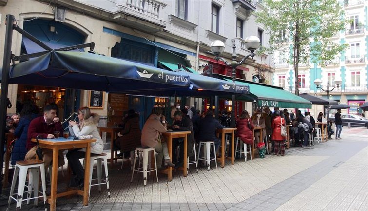Varios clientes toman el aperitivo en un bar de Bilbao este sábado. EFE/Luis Tejido.