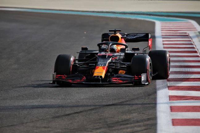 El piloto holandés Max Verstappen de Red Bull Racing en acción durante el campeonato de Abu Dhabi. / EFE