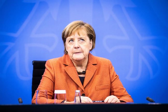La Canciller alemana Angela Merkel durante una conferencia de prensa después de una videoconferencia con los Premios Estatales alemanes sobre el aumento de las medidas contra el coronavirus que se aplicarán el próximo 16 de diciembre, en Berlín (Alemania), el 13 de diciembre de 2020. (Alemania) EFE/EPA/RAINER KEUENHOF / POOL