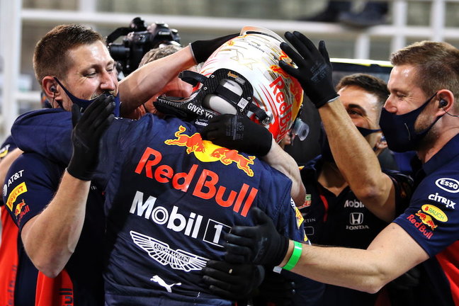 Max Verstappen celebra con sus mecánicos su triunfo en la última carrera de la temporada. / EFE