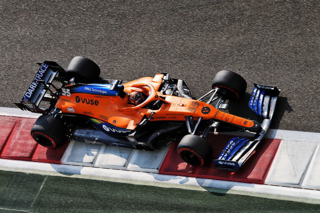 Carlos Sainz durante su último gran premio a los mandos del McLaren, en el trazado de Yas Marina. / EFE