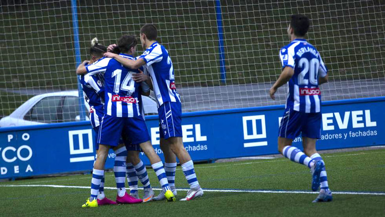 Los jugadores del Alavés B celebran uno de los goles de la victoria sobre el Laredo. (Foto: Deportivo Alavés)