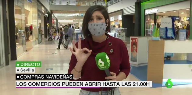 Reportera de LaSexta hace un directo desde Sevilla.