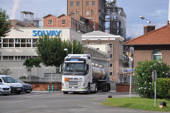 Un camión sale de la fábrica de Solvay situada en la cuenca del Besaya. / S.D. / ARCHIVO