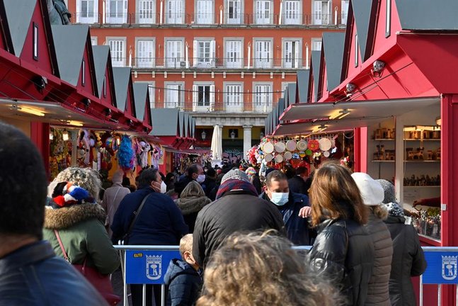 Tradicional mercadillo navideño de la Plaza Mayor de Madrid, este sábado. EFE/Víctor Lerena