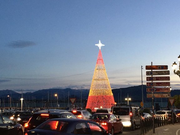 Árbol de Navidad instalado en la rotonda de Puertochico. / ALERTA