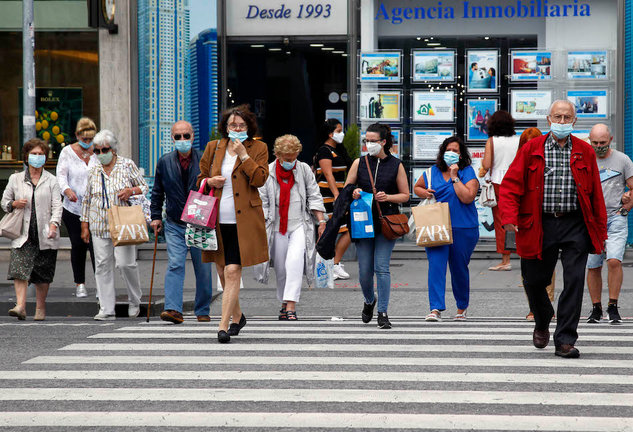 Varias personas cruzan una calle en Santander. / HARDY