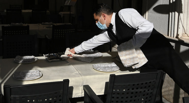 Un camarero del Asador Aranda en Santander. / Hardy