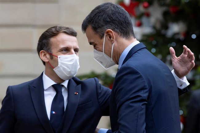 Emmanuel Macron (i) recibe a Pedro Sánchez recibe a Pedro Sánchez en el Palacio del Elíseo, este lunes en París. EFE/EPA/IAN LANGSDON