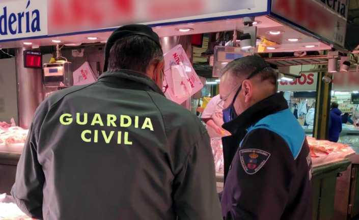 Los agentes de la Guardia Civil e Inspección Pesquera realizan las labores en el mercado de Santander. / OPC