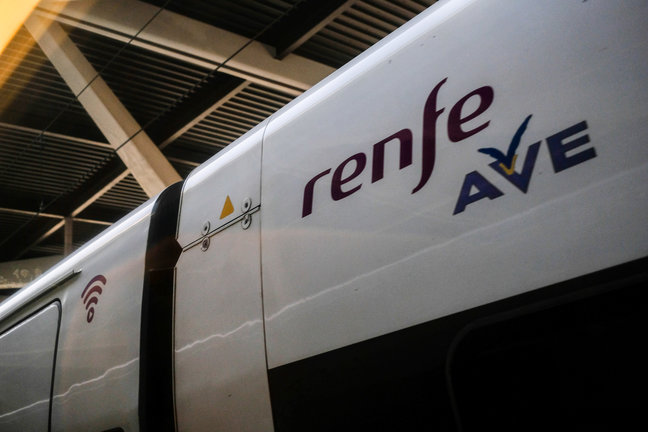 Vagón de un tren AVE de Renfe en las vías de la Estación de Atocha, en Madrid. / E. PRESS