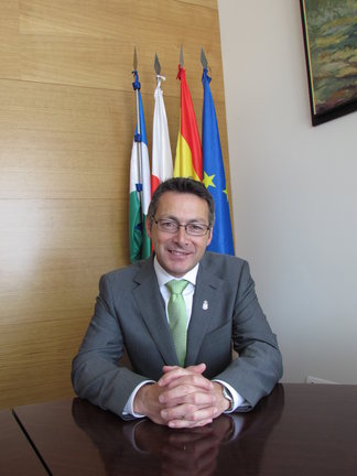 El alcalde de Campoo de Enmedio, Pedro Manuel Martínez. / ALERTA