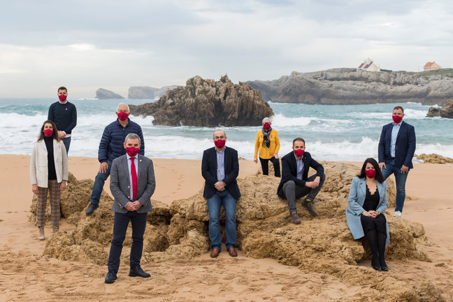 La corporación del Ayuntamiento de Santa Cruz de Bezana al completo posa para el fotógrafo en una de las playas del municipio costero. / ALERTA
