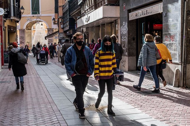 Varias personas pasean por una calle repleta de tiendas en Palma de Mallorca. EFE/Cati Cladera/Archivo
