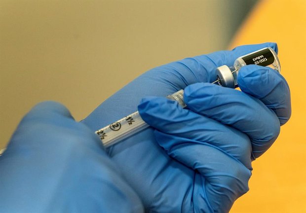 Vista de la preparación de una vacuna de Pfizer-BioTech contra el coronavirus en Seattle (EE.UU.), este 18 de diciembre de 2020. EFE/Stephen Brashear