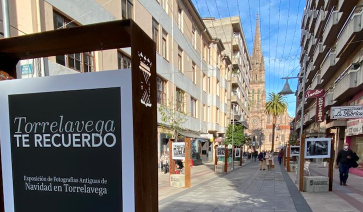 Exposición fotográfica en la calle Consolación de Torrelavega. / ALERTA