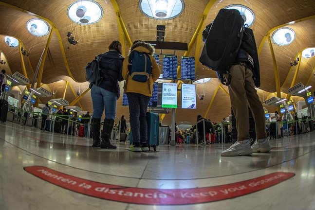 Vista del transito de viajeros por la T4 del Aeropuerto Adolfo Suárez Barajas en Madrid este miércoles que ha registrado un volumen de viajeros menor al de años anteriores. EFE/Rodrigo Jiménez. EFE/Rodrigo Jiménez