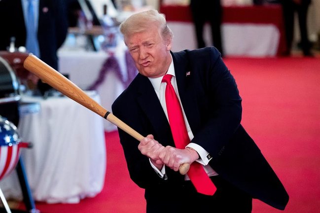 WASHINGTON (ESTADOS UNIDOS), 02/07/2020.- El presidente estadounidense, Donald Trump, posa con un bate de béisbol durante una muestra de productos estadounidense en la Casa Blanca, Washington, el 2 de Julio de 2020. EFE/ Michael Reynolds